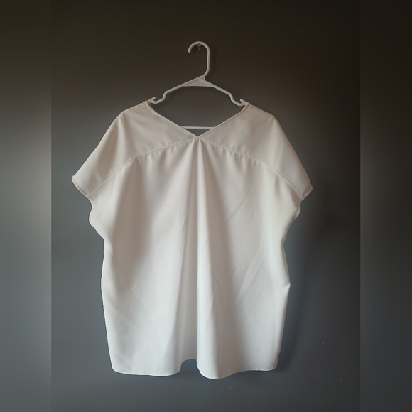UNIQLO WOMENS SIZE LARGE ALL WHITE SHORT SLEEVE BUSINESS CASUAL TOP - Picture 2 of 3